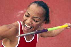 开云体育-引擎低吼与终场哨音，戈贝尔在F1街道赛之夜的篮球交响诗