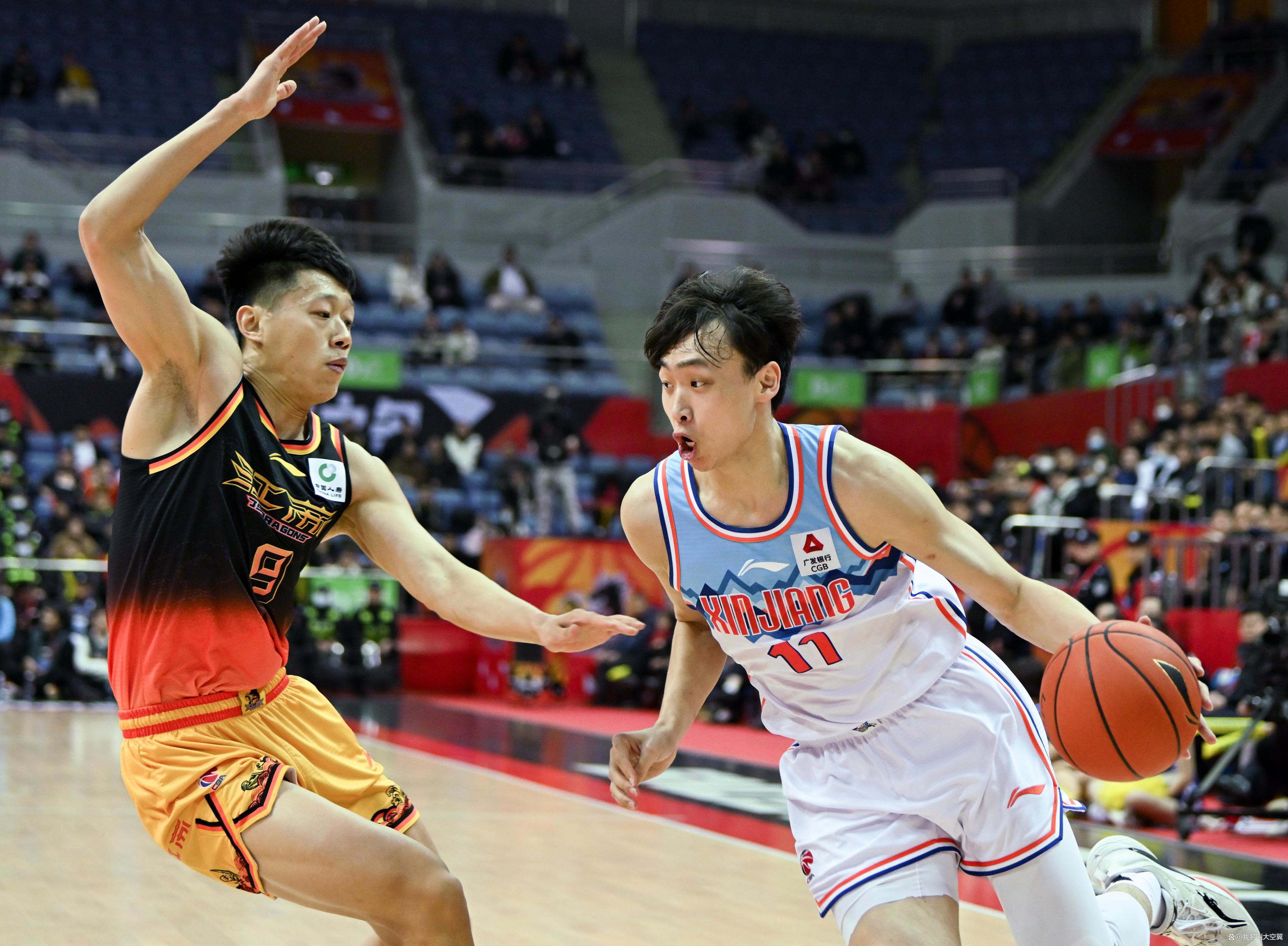 新疆男篮力挫山东队,全队欢庆晋级 新疆男篮力挫山东队,全队欢庆晋级