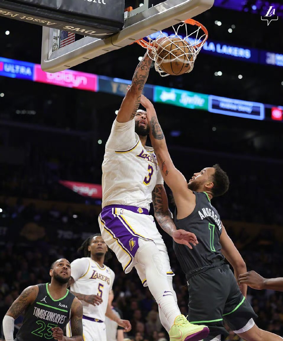 鹈鹕翻盘马刺，戈贝尔高光表现